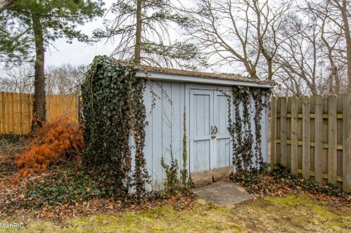 5231 Old Colony Rd, Kalamazoo MI 49008-3216 exterior