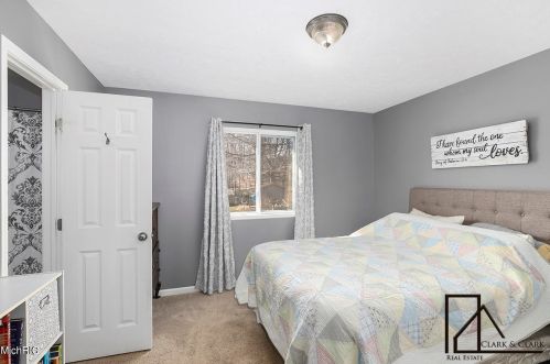 806 Grindle Dr, Lowell MI 49331-9326 exterior