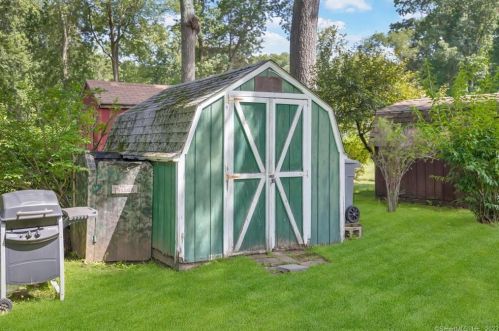 17 Shady Oak Dr, Enfield CT 06082-2311 exterior