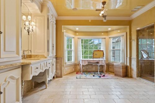 9303 Vly Hl Rd, Milwaukee WI 53217-1039 exterior