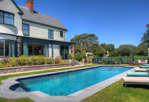 225 Ruggles Ave, Middletown RI 02840-4351 exterior