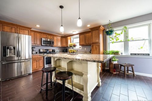 334 Maple Ave, Uncasville CT 06382-2018 exterior