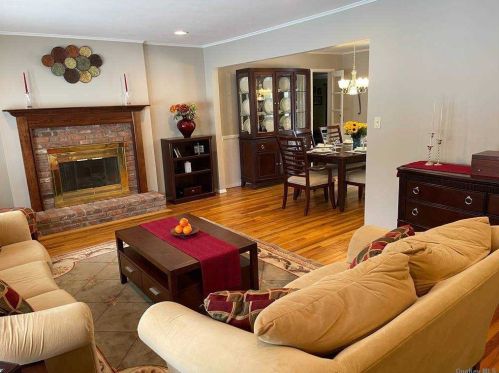 3 Maria Ct, Huntington Station NY 11746-2719 exterior