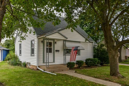 8724 Boone Ave, Milwaukee, WI 53227-3428