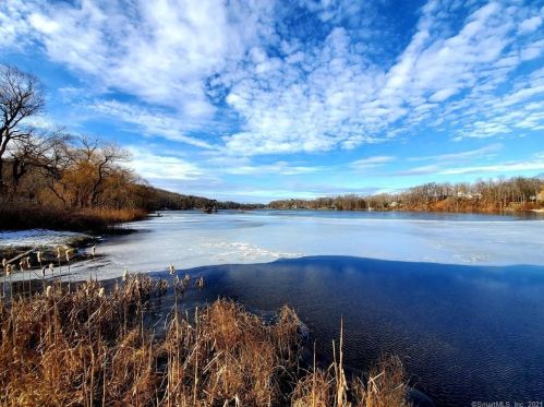 303 Mamanasco Rd, Ridgefield CT 06877-2425 exterior