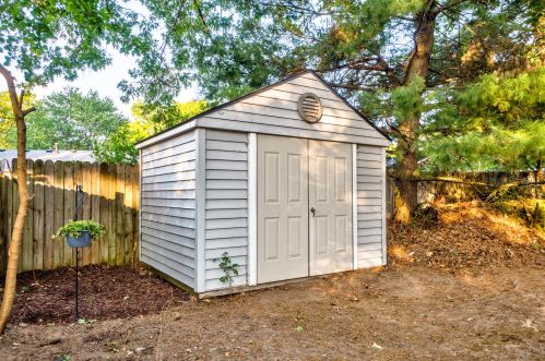 1202 Sprucebrook Dr, Kalamazoo MI 49048-5814 exterior