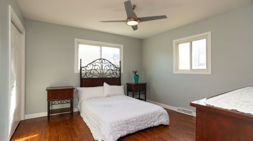 1901 Sunnyside Ave, Chicago IL 60630-3923 exterior