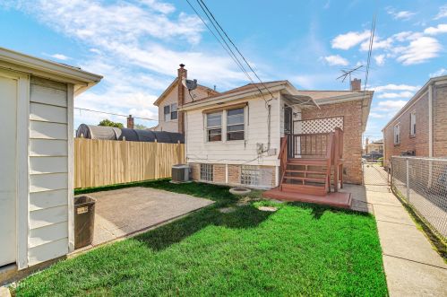 7944 Whipple St, Chicago IL 60655-2215 exterior