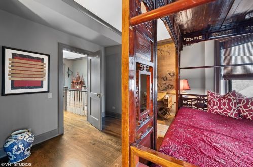 1521 State Pkwy, Chicago IL 60610-1613 exterior