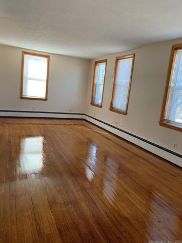 41 Hamlin St, Manchester, CT 06040-5318