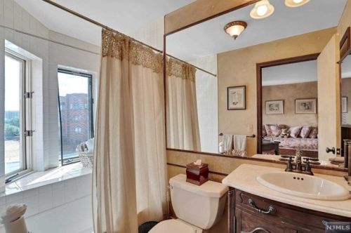 315 Livingston Ct, Edgewater NJ 07020-1639 exterior