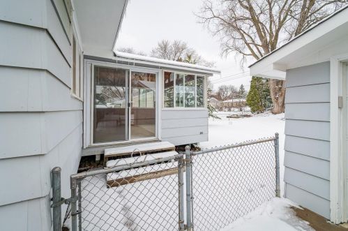 2093 Emerald Ln, Saint Paul MN 55122-2810 exterior