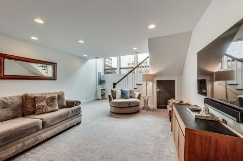 3831 Ravenswood Ave, Chicago IL 60613-2419 exterior