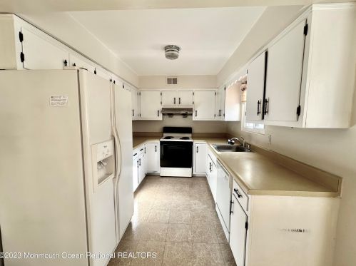 271 Clubhouse Dr, Middletown NJ 07748-1340 exterior