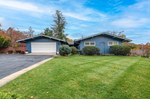 4225 Lake Forest Dr, Kalamazoo, MI 49008-3381