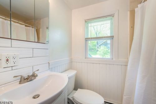 7 Oakwood Trl, Kinnelon NJ 07405-3116 exterior