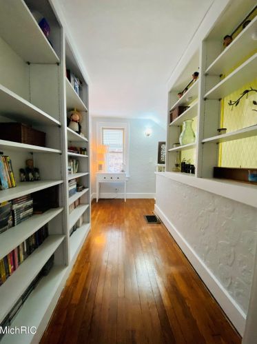 1140 Park St, Kalamazoo MI 49007-3487 exterior