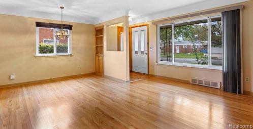 5626 Cambourne Rd, Dearborn Heights MI  48127-3915 exterior