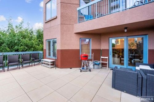 305 Williams Ct, Edgewater NJ 07020-1613 exterior