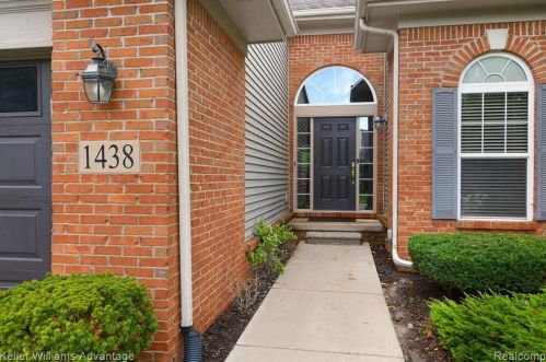 1438 Covington Xing, Walled Lake, MI 48390-2855