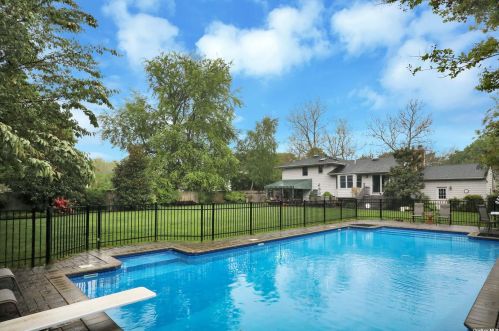 6 Cason Dr, Commack NY 11725-1909 exterior