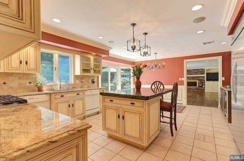 36 Saddle River Rd, Upper Saddle River NJ  07458-3205 exterior