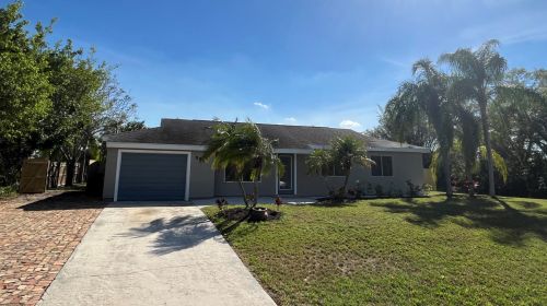 592 Whitmore Dr, Fort Pierce FL  34984-4570 exterior