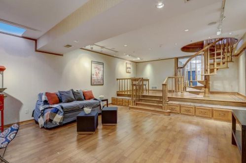 6990 Barnett Ln, Milwaukee WI 53217-3606 exterior