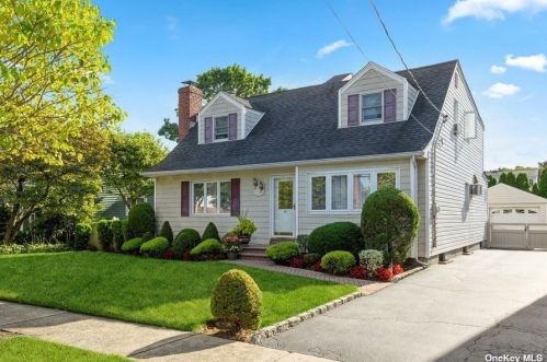 14 Lydia St, Valley Stream NY 11580-2714 exterior