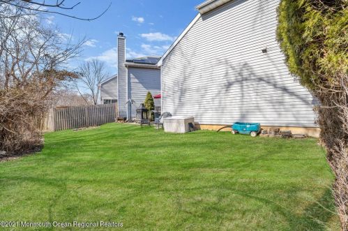 20 Kentucky Way, East Freehold NJ 07728-4612 exterior