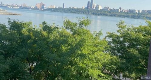 404 Livingston Ct, Edgewater NJ  07020-1639 exterior