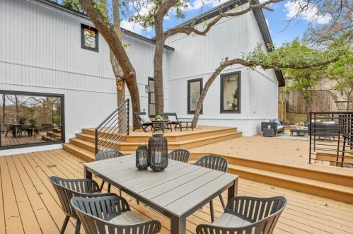 2100 Apricot Gln Dr, Austin TX 78746-7847 exterior