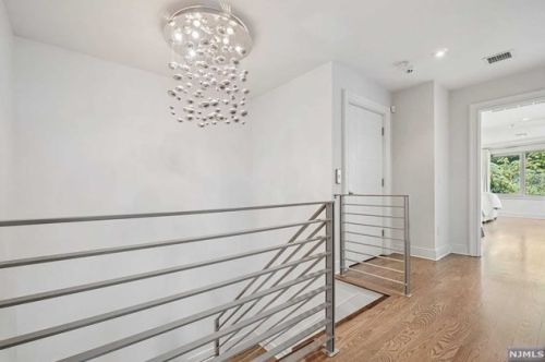 24 Casta Ln, Edgewater NJ 07020-1504 exterior