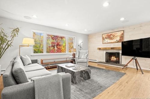 72 Regan Rd, Ridgefield CT  06877-1424 exterior