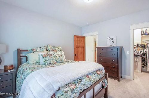 642 Chancellor Dr, Wyoming MI 49418 exterior