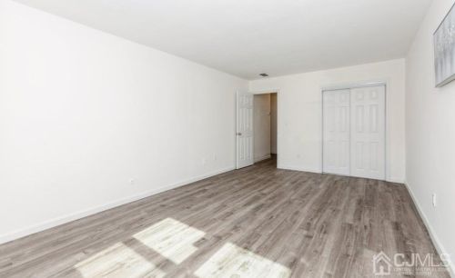 460 College Dr, Edison NJ 08817-5951 exterior