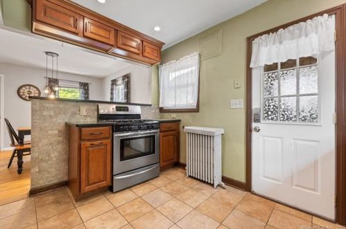 33 Deerfield Dr, Manchester CT 06040-3819 exterior