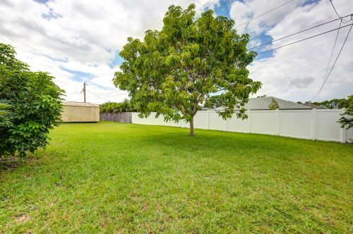 1672 Realty St, Fort Pierce FL 34987-2227 exterior