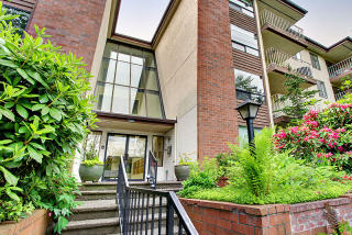 10501 8th Ave, Seattle WA  98125-7211 exterior