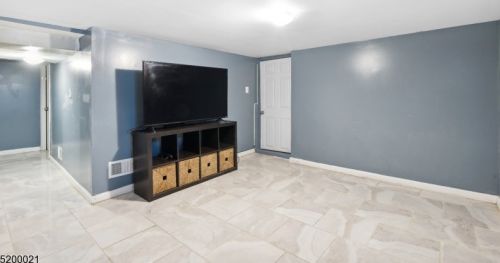 70 Lindsley Ave, Irvington NJ 07111-1749 exterior