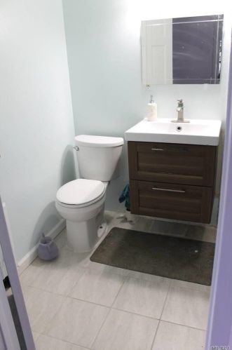 39 Waldinger St, Valley Stream NY 11580-3806 exterior