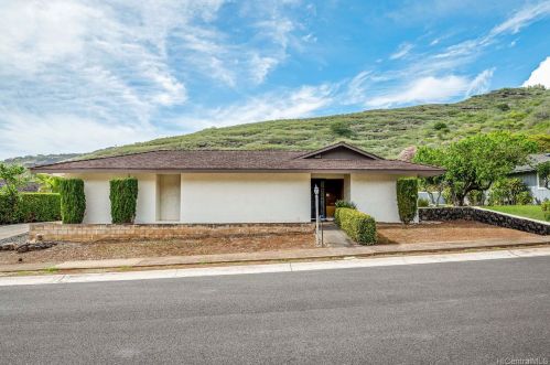 388 Halaki St, Honolulu, HI 96821-2102