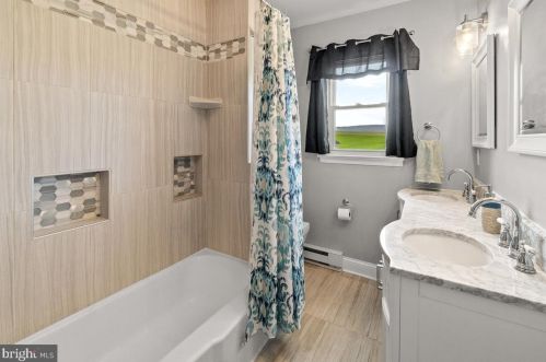 7504 Picnic Wood Rd, Middletown MD 21769-8223 exterior