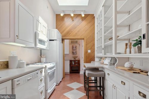 2010 Hillyer Pl, Washington DC 20009-1006 exterior