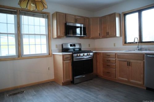 31 Kennedy Ter, Middletown NY 10940-4653 exterior