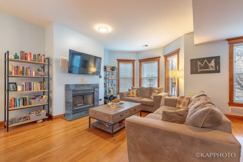 942 Sheridan Rd, Chicago, IL 60613-2928