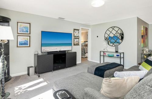 365 7th St, Naples, FL 34117-2138