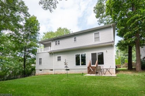 70 Elmwood Dr, Livingston NJ 07039-2231 exterior