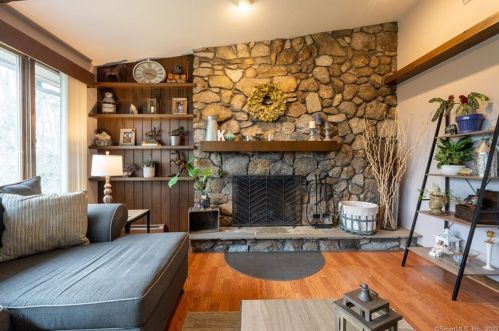 87 Mcdivitt Dr, Manchester CT 06042-2239 exterior