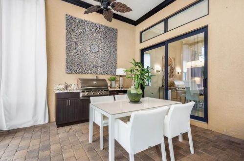 7331 Lantana Cir, Naples FL 34119-9809 exterior